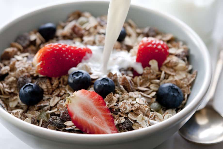 Oatmeal with Low-Fat Milk and Fruits